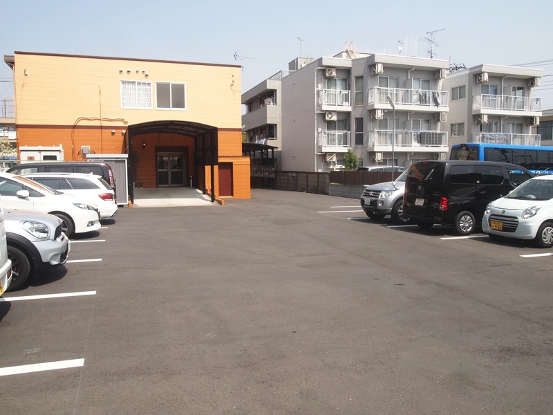 ファミリーホール高津、駐車場15台完備